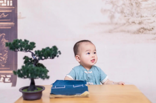 黄冈怀孕肚子中间凹两边凸